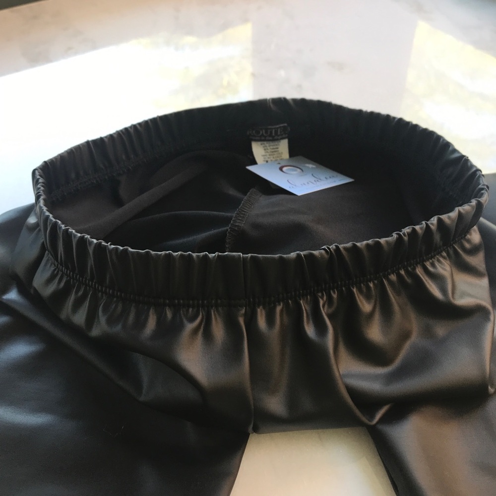 ⭐️LAST ONE!⭐️🔥 Matte Faux Leather Leggings! - Picture 6 of 7